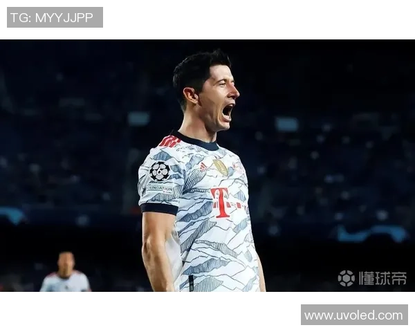 莱万在欧冠赛场表现出色十场打入十二球射手榜领跑金靴稳了